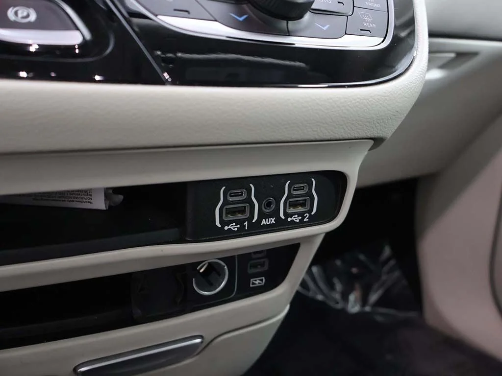 Used 2022 Bright White Clearcoat Chrysler Touring L image 51