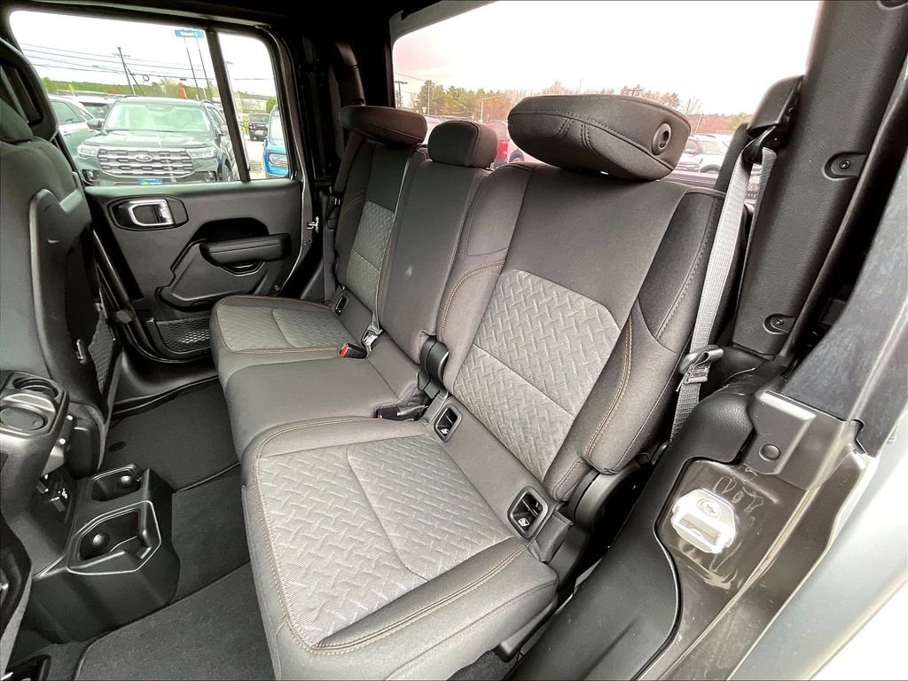New 2026 Granite Crystal Metallic Clearcoat Jeep Mojave image 14