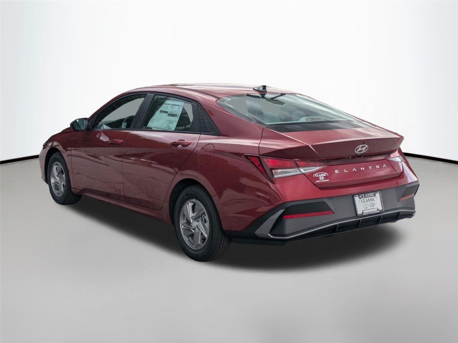 Used 2024 Ultimate Red Hyundai SE image 7