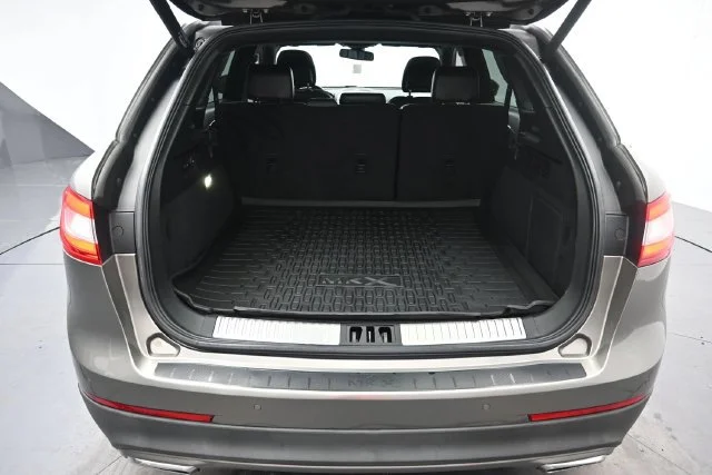 Used 2016 Luxe Metallic Lincoln Reserve image 24