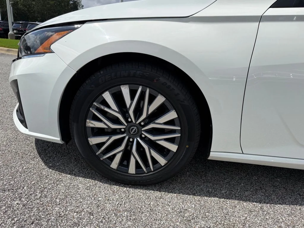 Used 2025 White Nissan 2.5 SV image 26