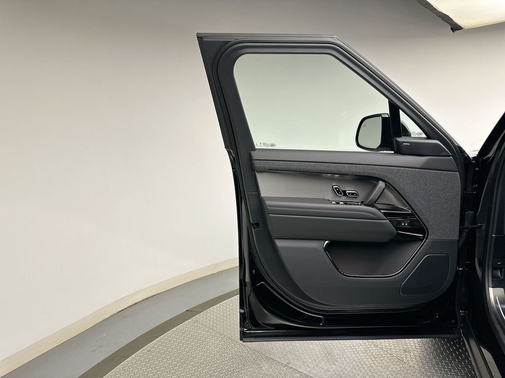 New 2026 Santorini Black Metallic Land Rover SE image 17