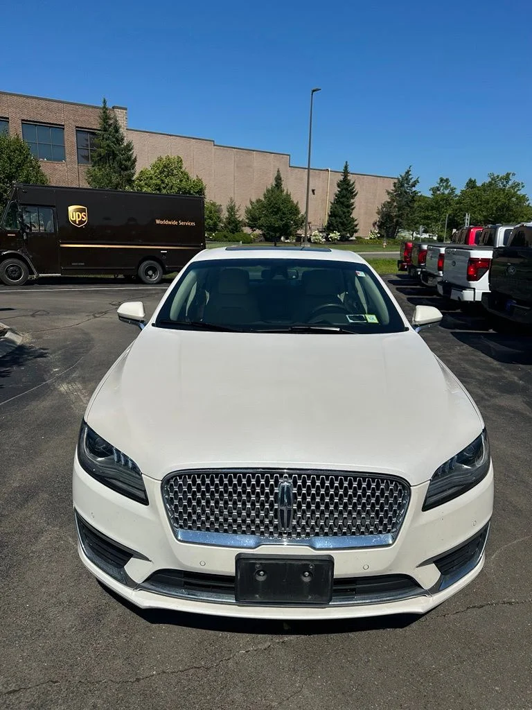 Used 2019 White Lincoln Reserve image 2