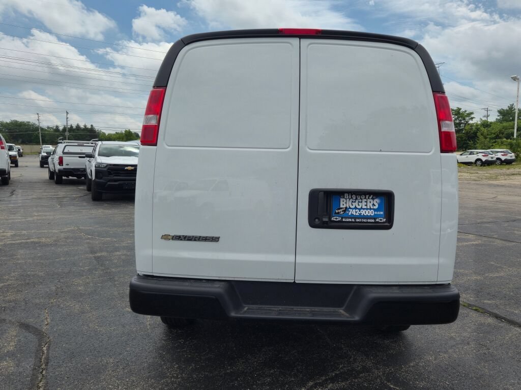 New 2026 Summit White Chevrolet WT image 11