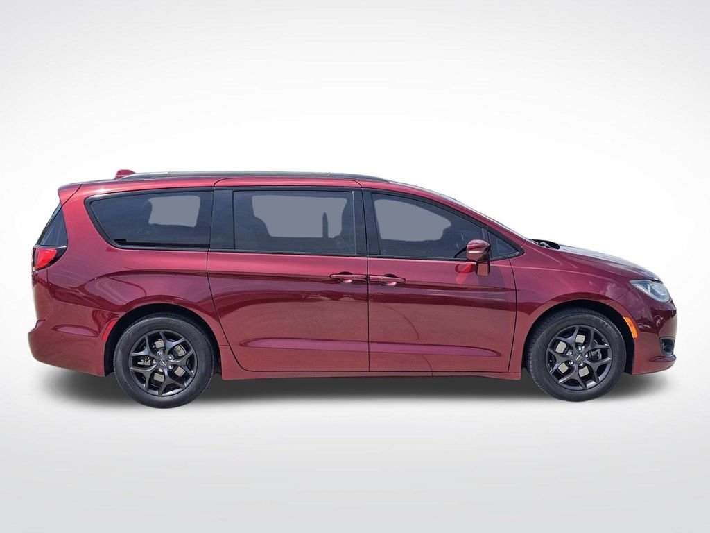 Used 2019 Red Chrysler Limited image 13
