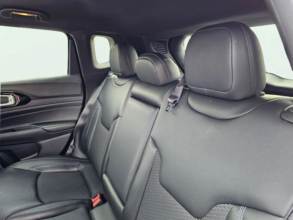 New 2026 Diamond Black Crystal Pearl-Coat Exterior Paint Jeep Latitude image 31