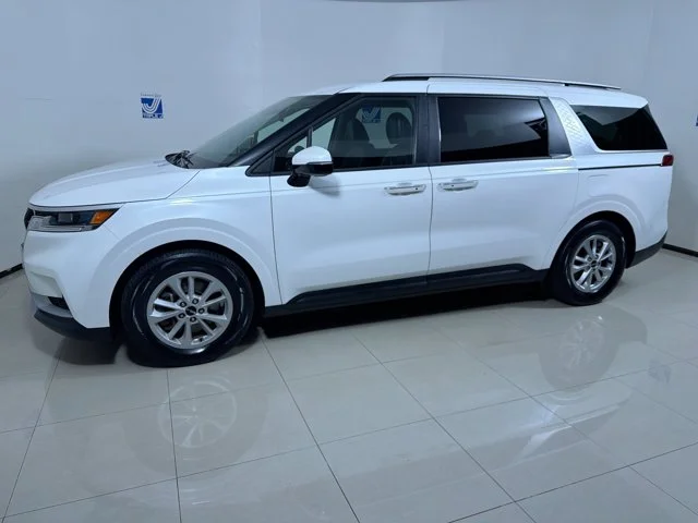 Used 2023 SNOW WHITE PEARL Kia LX image 4