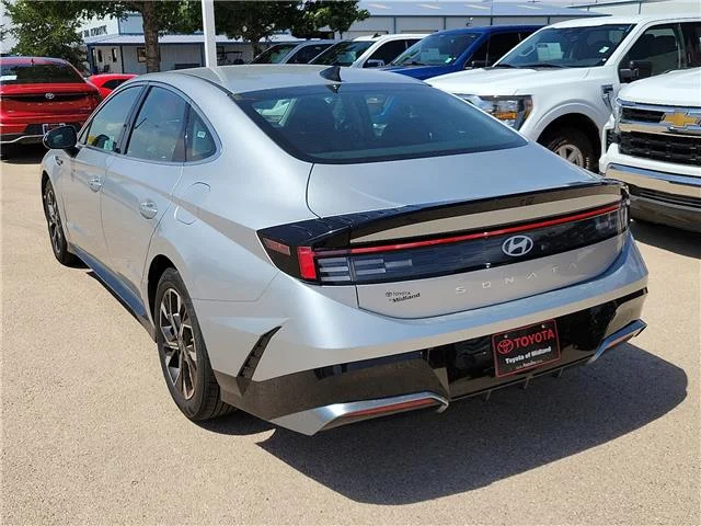 Used 2025 Aero Silver Hyundai SEL Front-Wheel Drive image 2