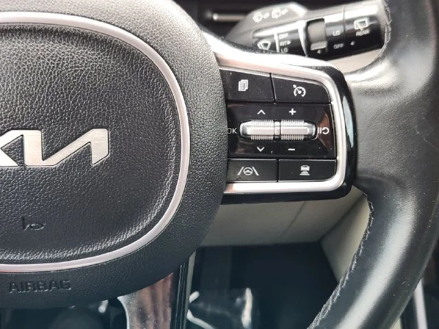 Used 2022 Black Kia EX image 31