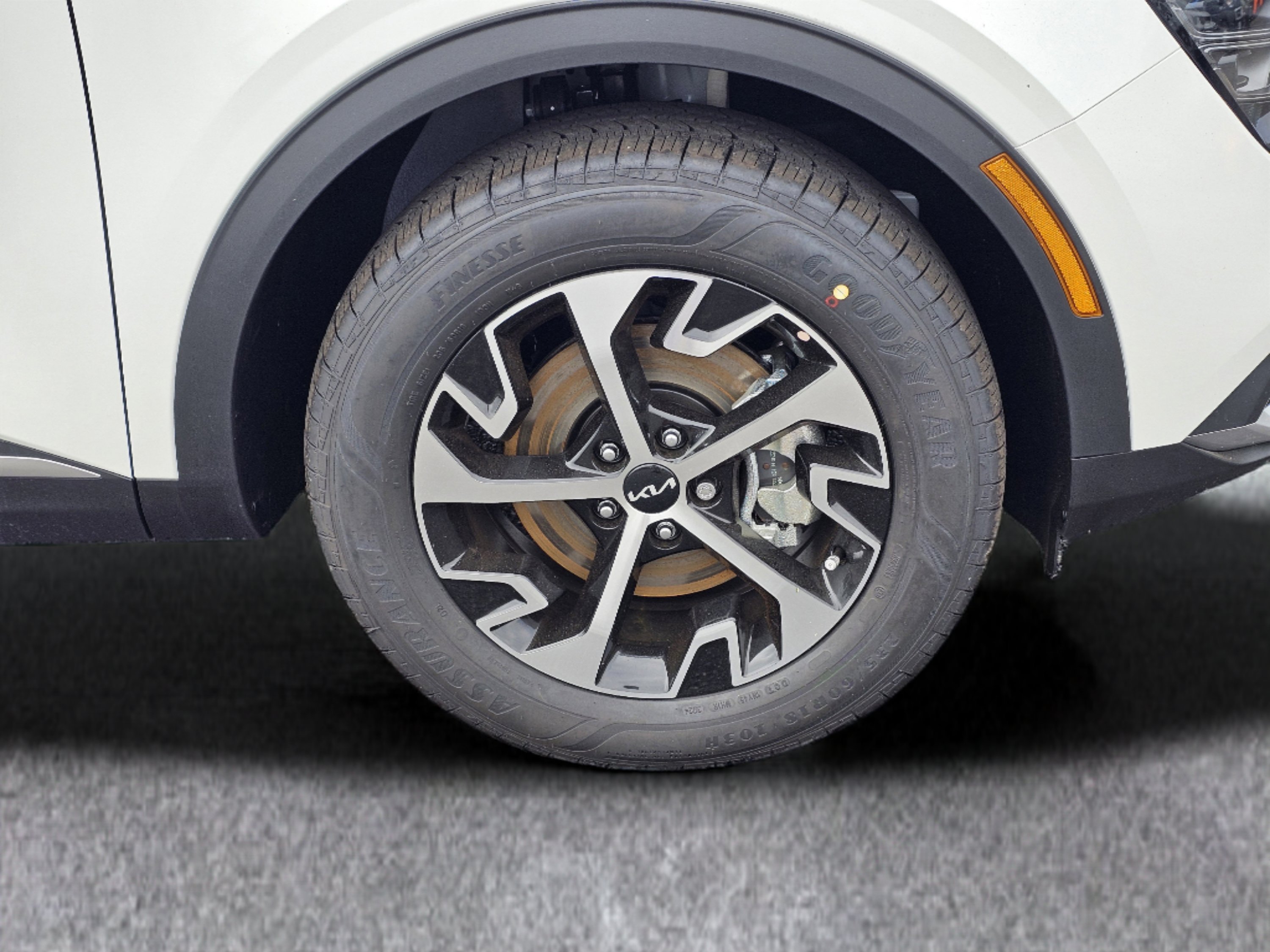 Used 2025 Snow White Pearl Kia EX image 6