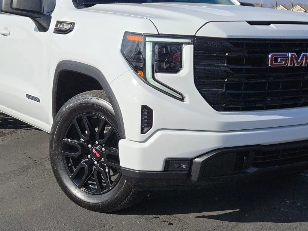 Used 2024 White GMC Elevation image 3