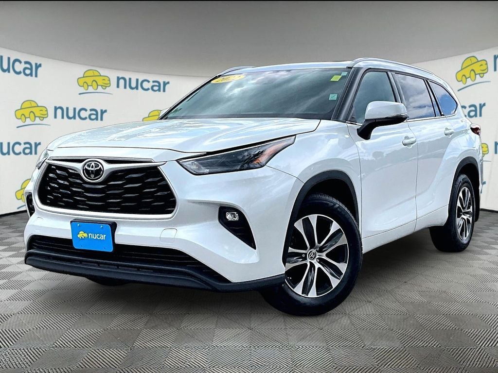 Used 2022 Beige Toyota XLE image 3