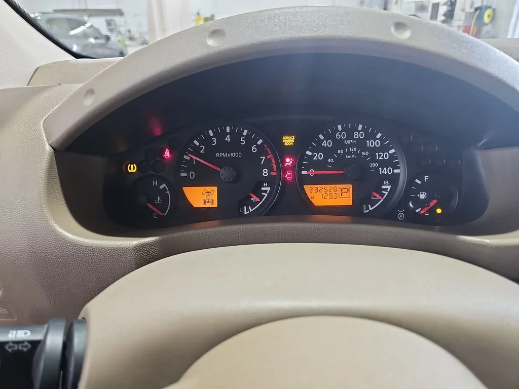 Used 2005 White Nissan SE image 26