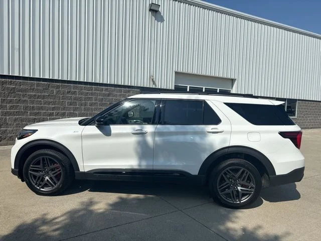New 2026 Star White Metallic Tri-Coat Ford ST-Line image 9