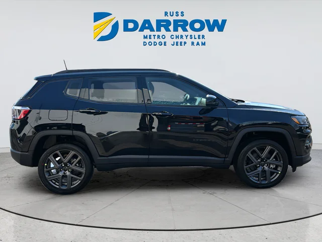 New 2026 Diamond Black Crystal Pearl-Coat Exterior Paint Jeep Limited image 6