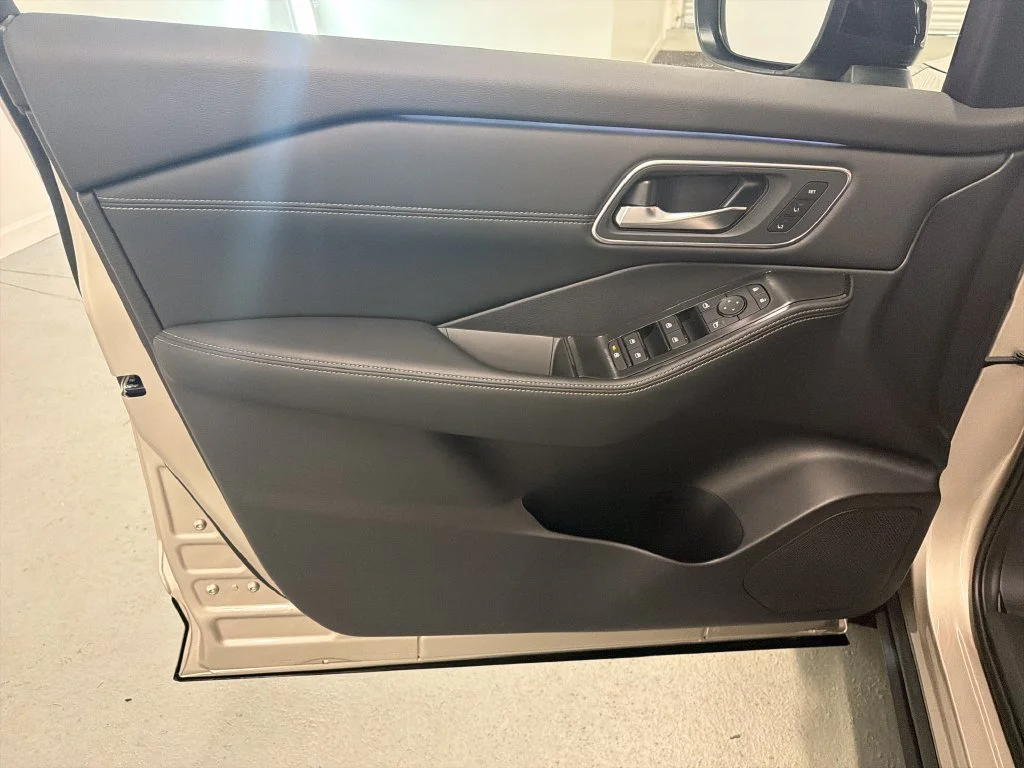 New 2026 Champagne Silver Metallic / Super Black Two-tone Nissan Platinum image 13