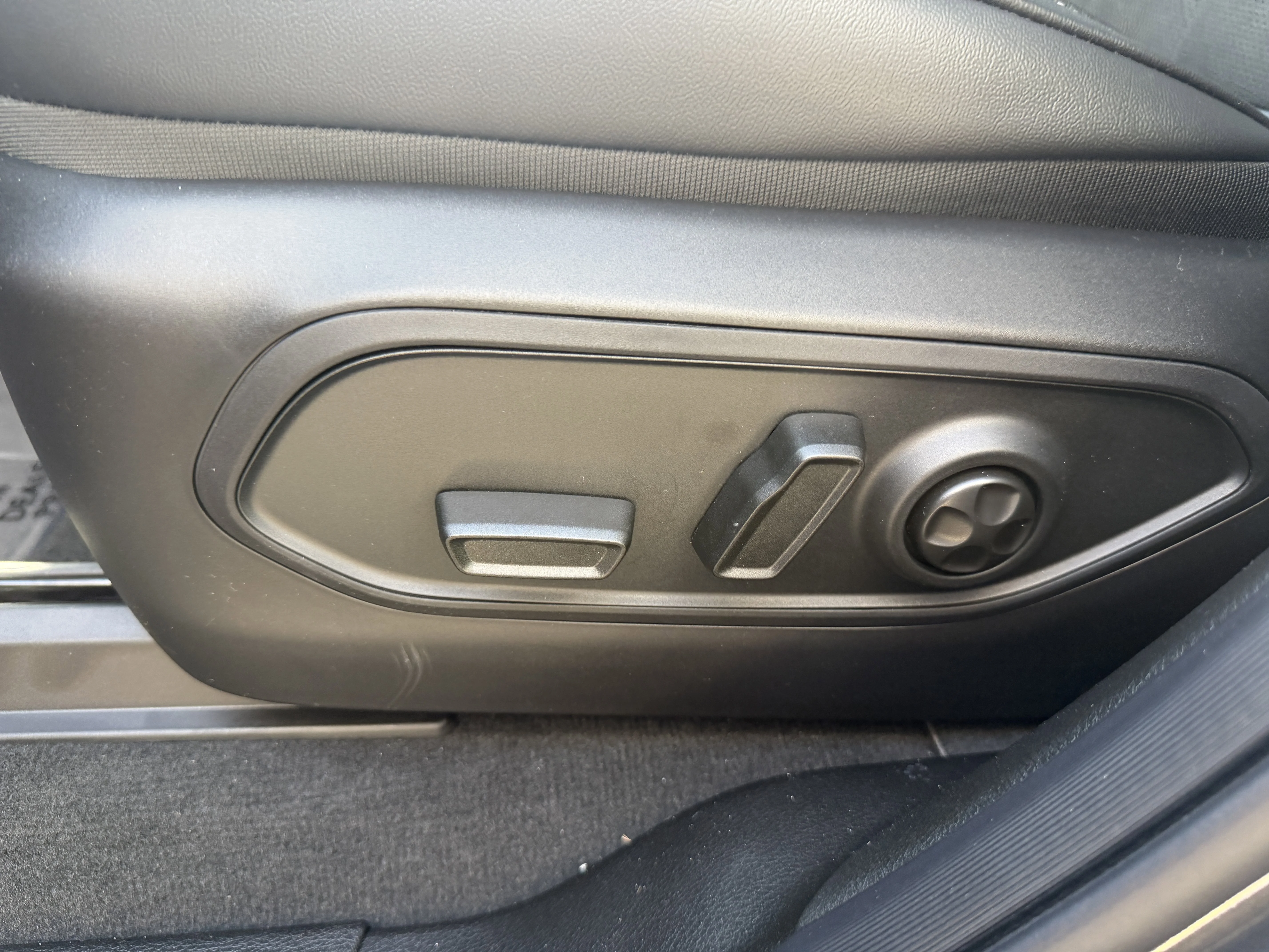 New 2026 Baltic Gray Metallic Clear-Coat Exterior Paint Jeep Altitude image 31
