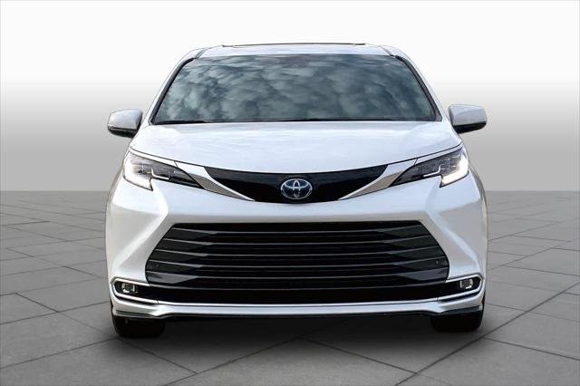 Certified Used 2024 WIND CHILL PEARL Toyota  image 4