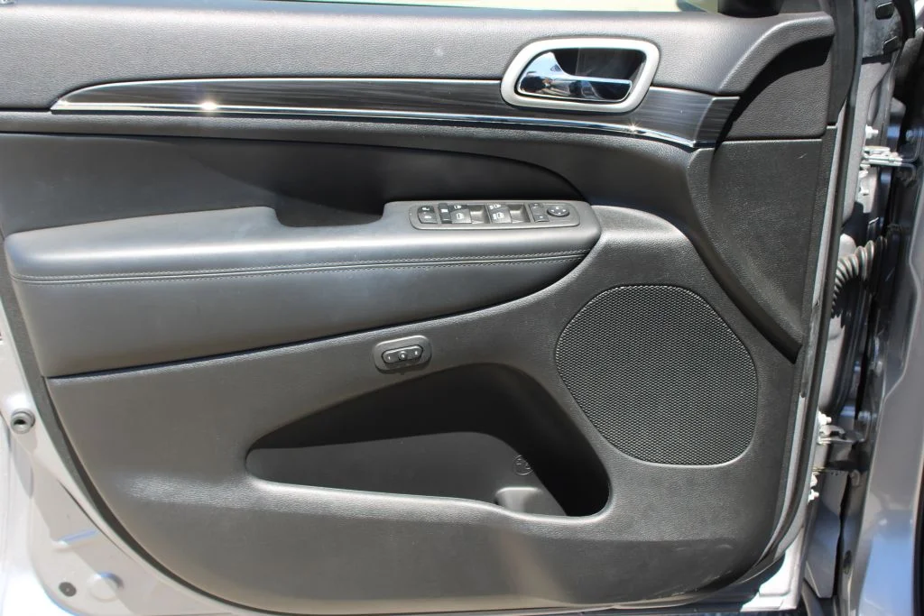 Used 2021 Silver Jeep Limited image 33