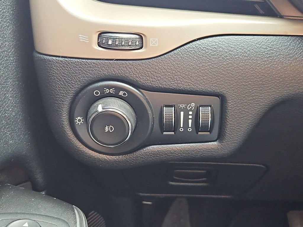 Used 2014 Billet Silver Metallic Jeep Latitude image 18