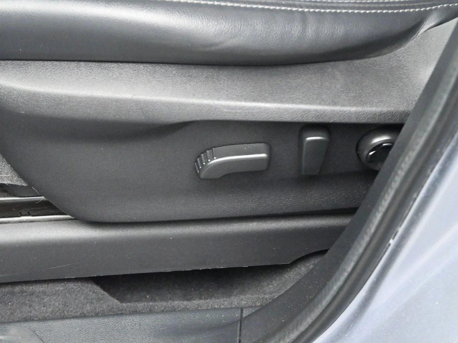 Used 2023 Ice Silver Metallic Subaru Limited image 15