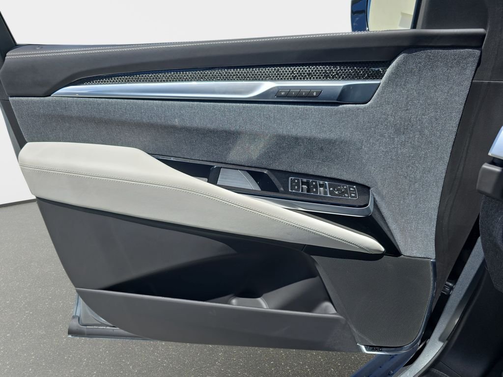 Used 2025 Silver Cadillac V-Series image 32