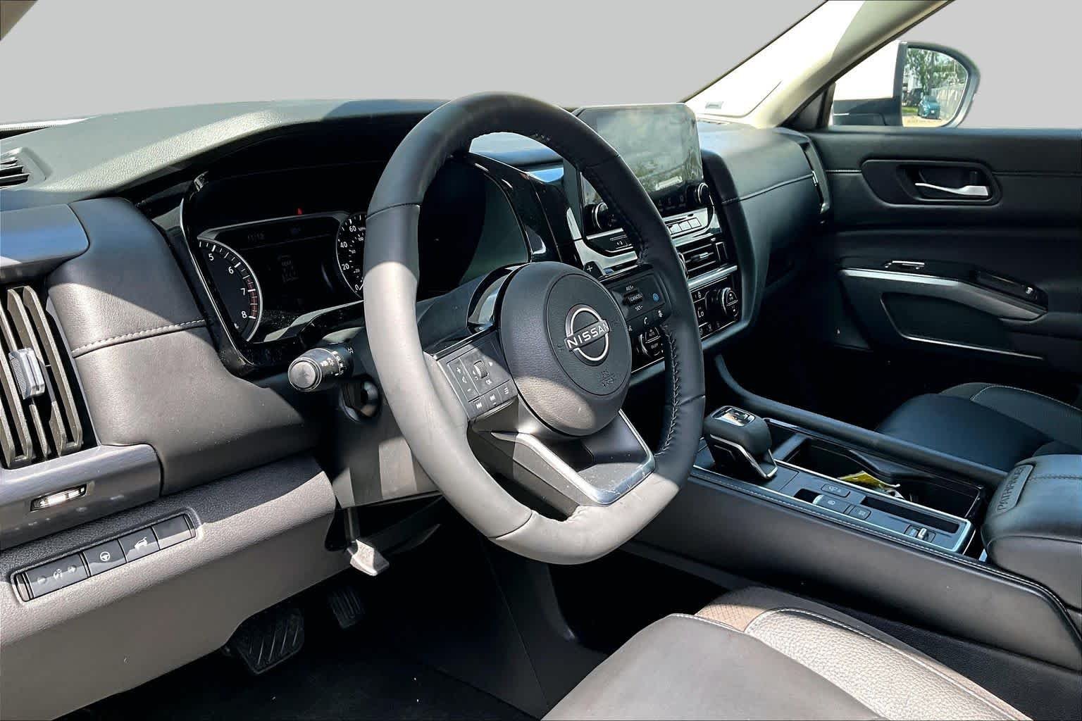 Used 2024 Pearl White Tricoat Nissan SL image 18