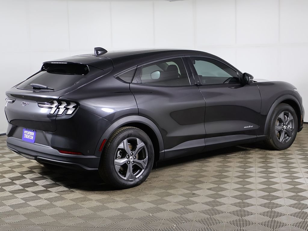 Used 2022 Gray Ford Select image 10