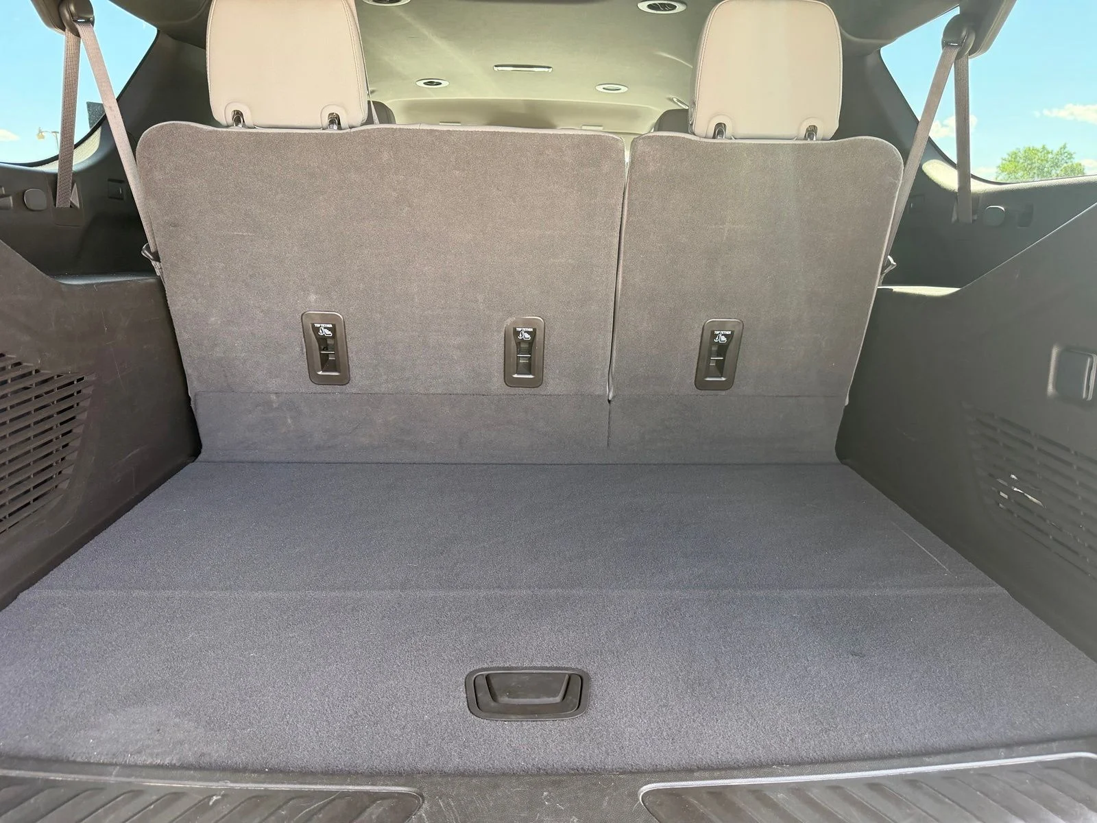 Used 2025 White GMC Elevation image 31
