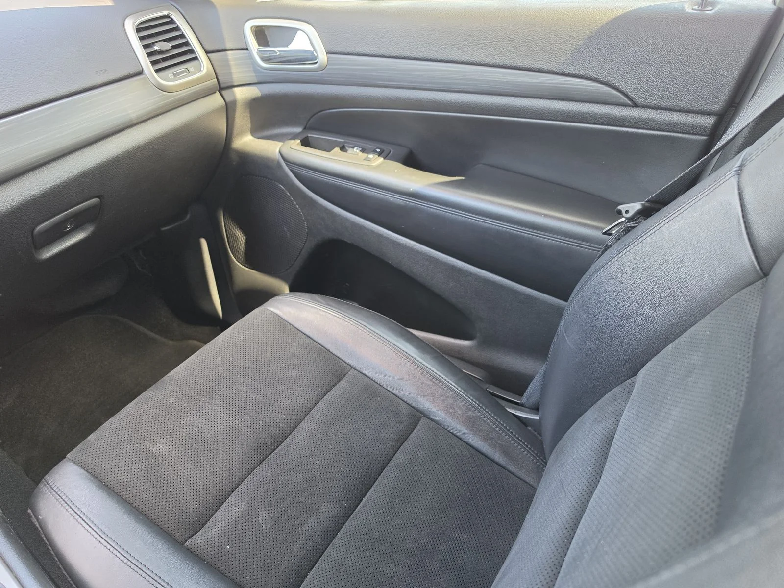 Used 2022 Black Jeep Laredo X image 23