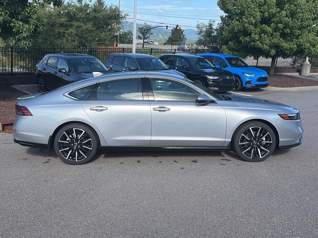 New 2026 Solar Silver Metallic Honda Touring image 3