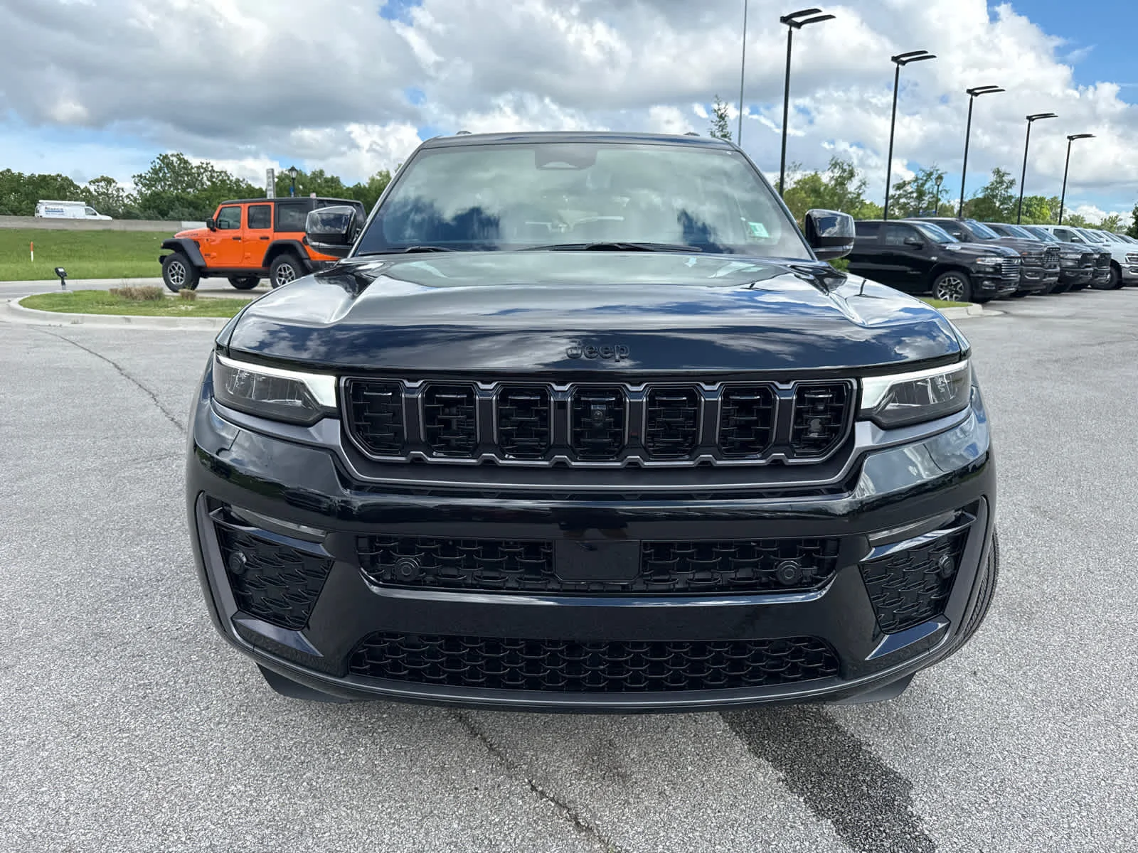 New 2026 Diamond Black Crystal Pearl-Coat Exterior Paint Jeep Laredo Altitude image 3