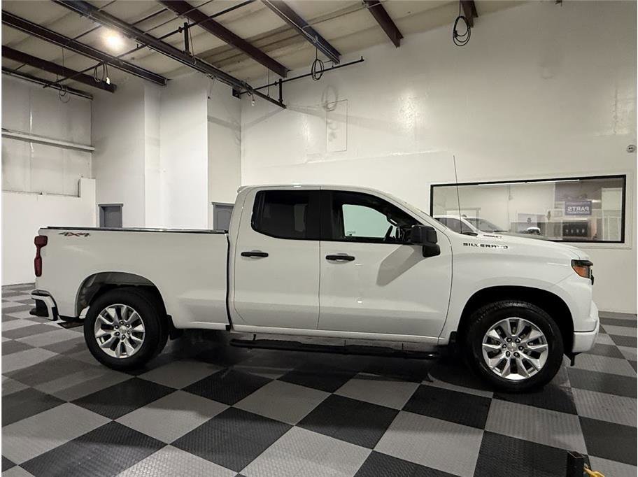 2024 Chevrolet Silverado 1500 Custom photo 3