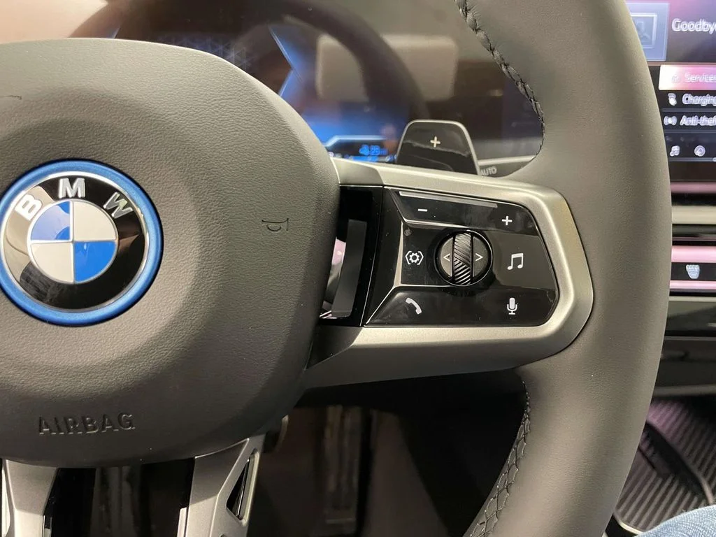 2026 BMW 5 Series 550e - Photo 32