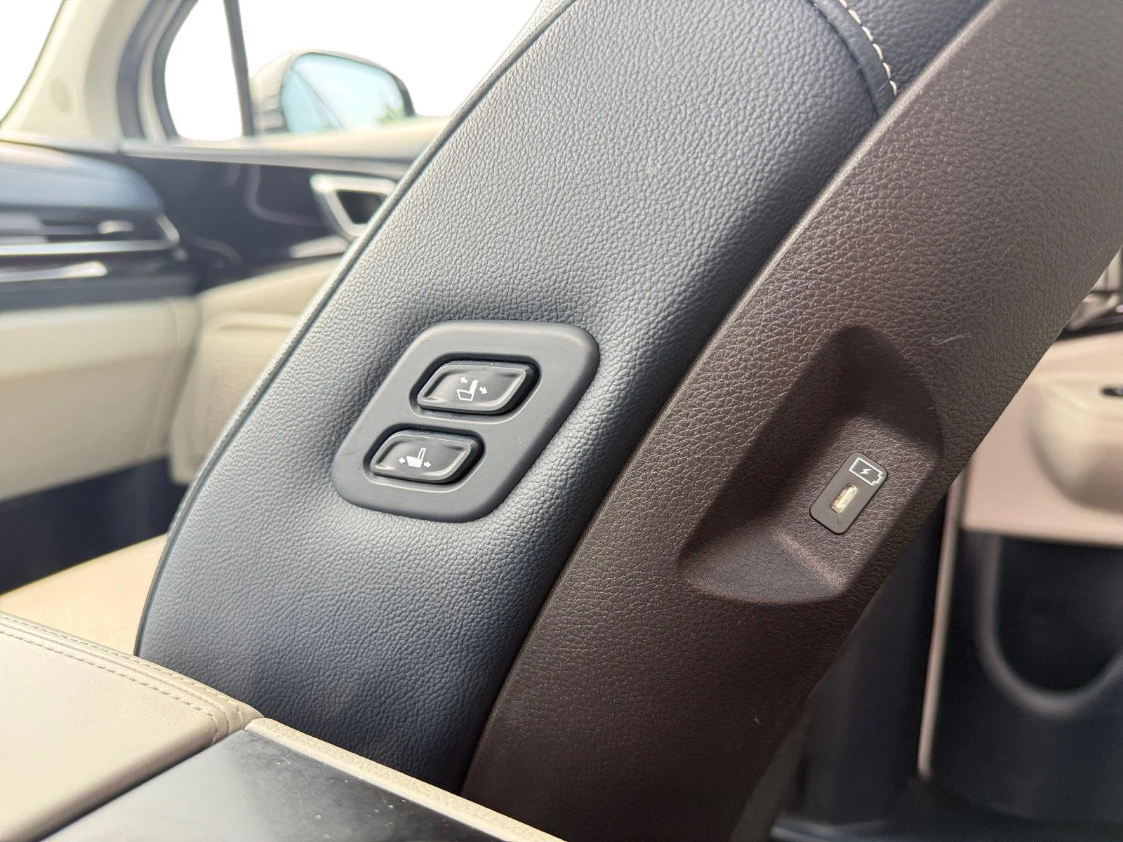 Used 2025 Snow White Pearl Kia SX Prestige image 24