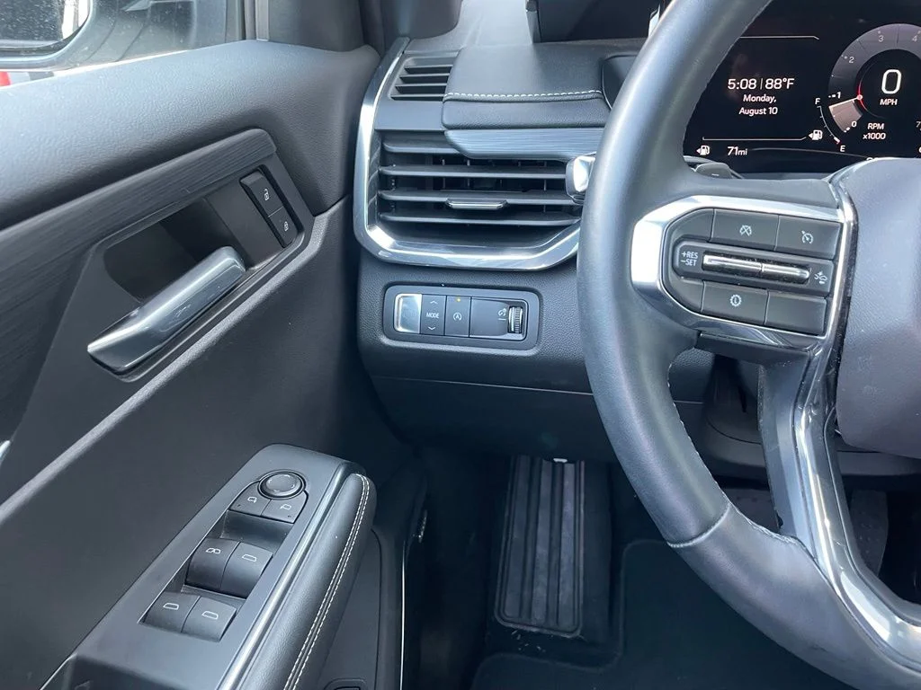 Used 2024 White GMC Elevation image 12