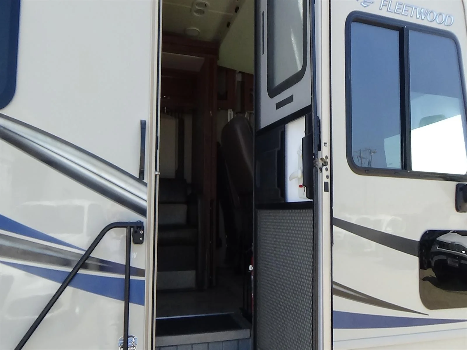 Used 2016 Tan Ford Fleetwood Flair image 12