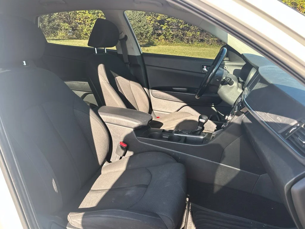 Used 2017 Snow White Pearl Kia Base image 19