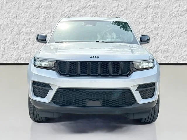 Used 2024 Silver Zynith Jeep Altitude image 8