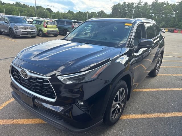 Used 2022 Amber Toyota XLE image 3