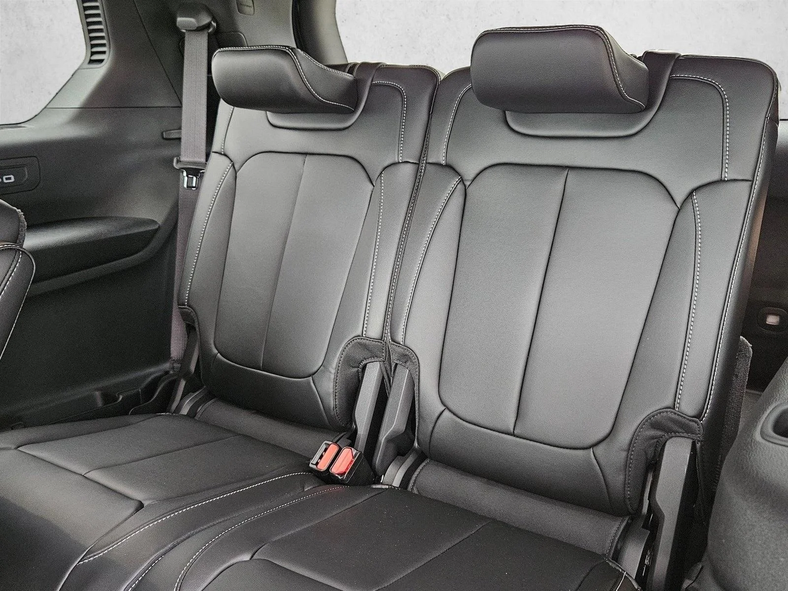 New 2026 Diamond Black Crystal Pearl-Coat Exterior Paint Jeep Limited image 15