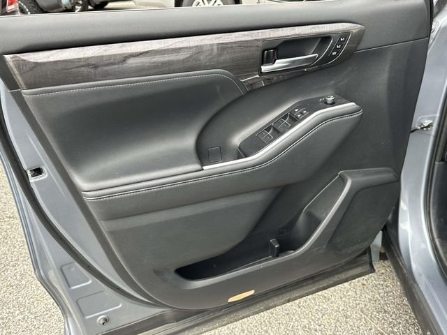 Used 2024  Toyota Limited image 27