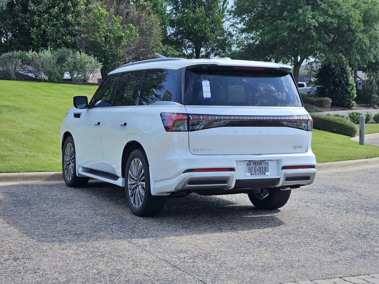 New 2026 RADIANT WHITE INFINITI Luxe 2WD image 3