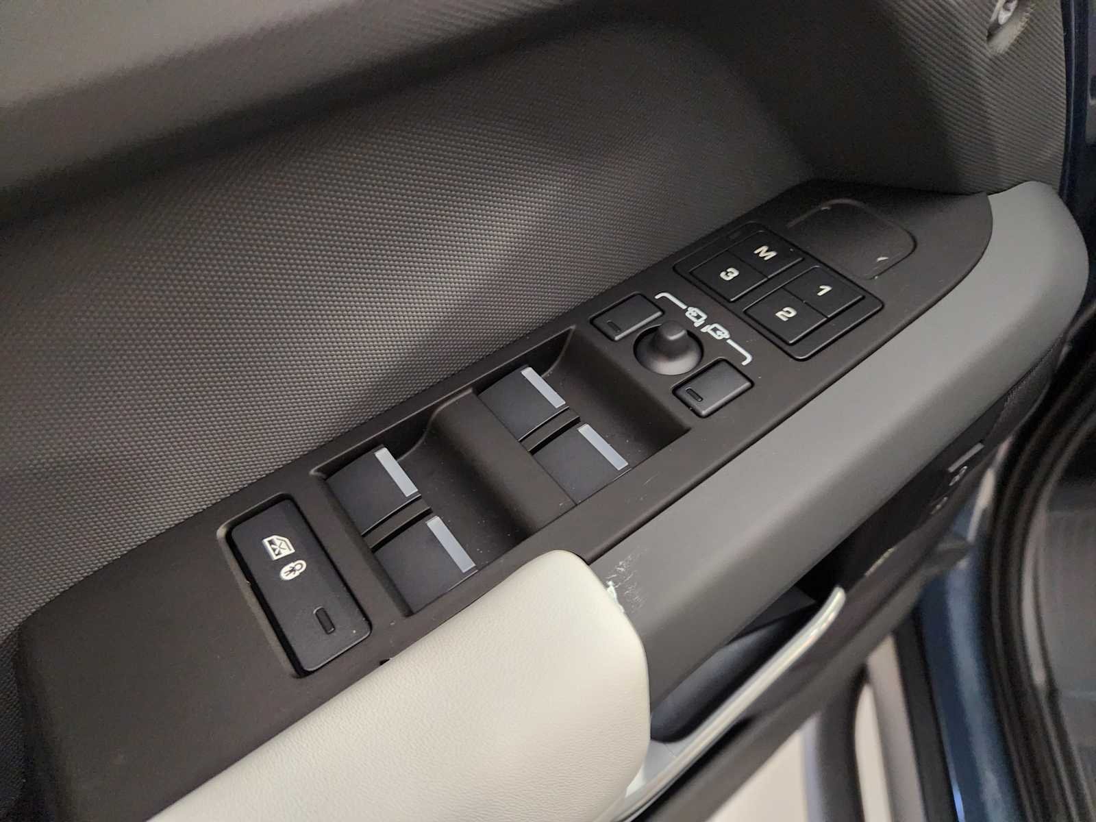 New 2026 Tasman Blue Land Rover X-Dynamic SE image 22