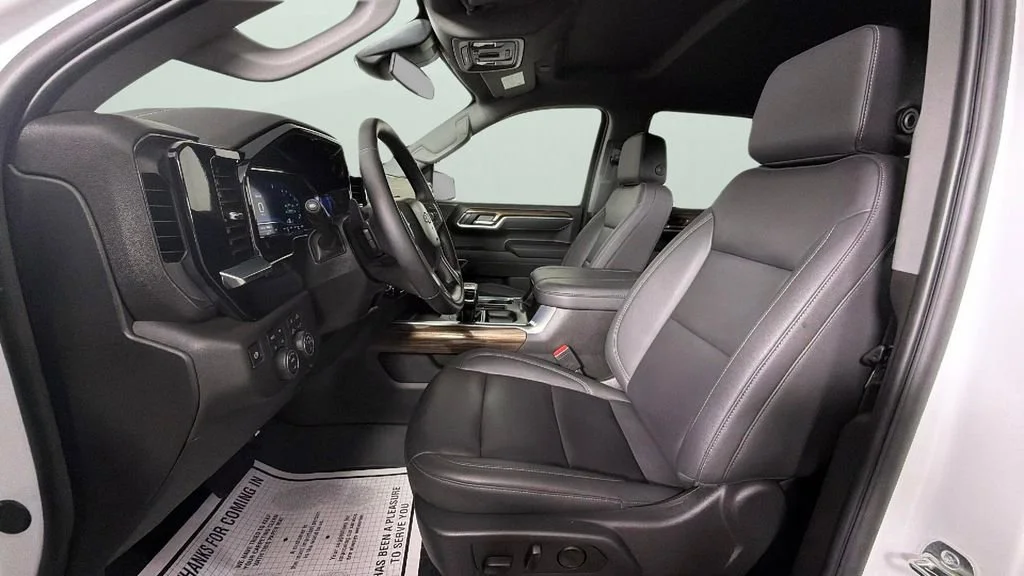 Used 2025 Summit White Chevrolet RST image 17