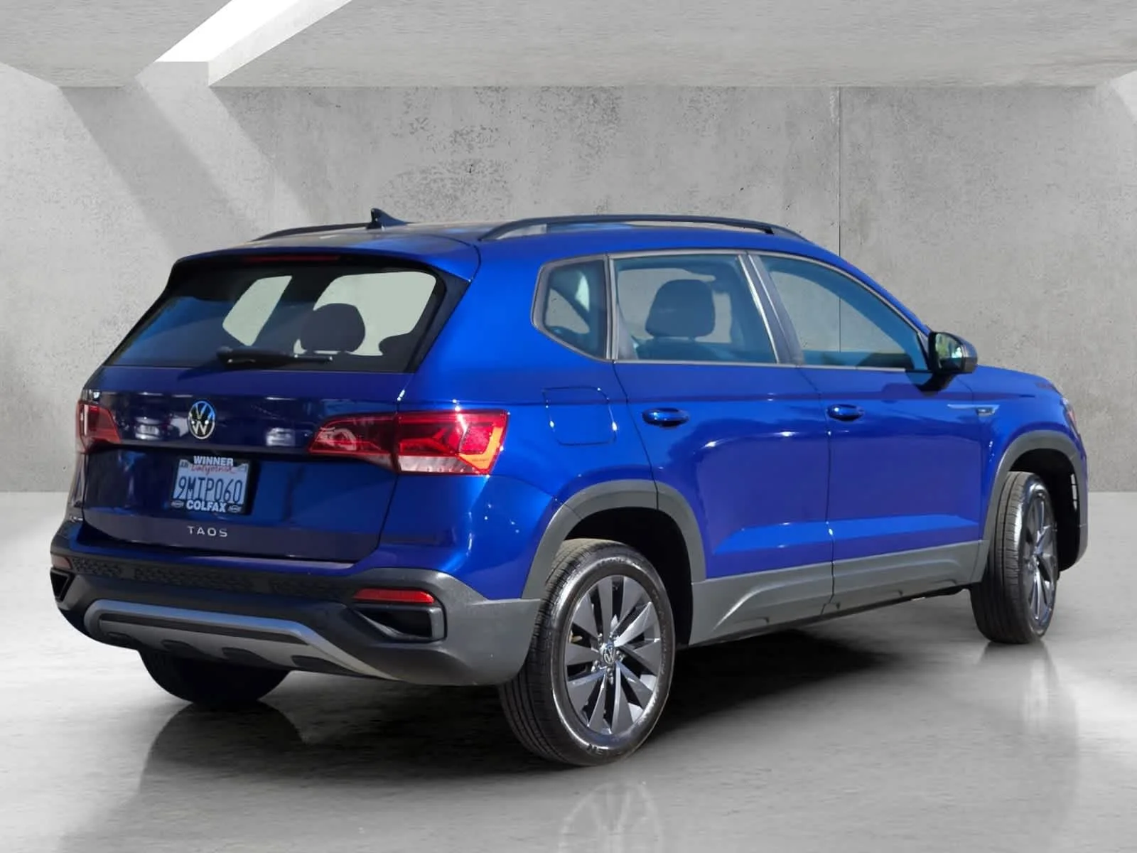 Used 2024  Volkswagen S image 4