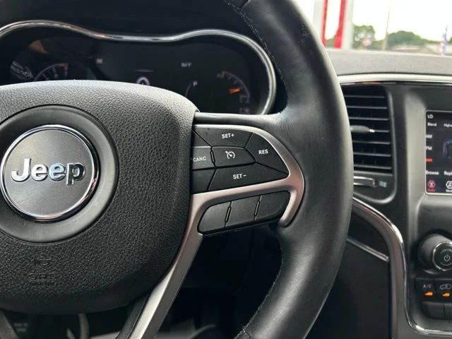 Used 2018 Silver Jeep Limited image 39