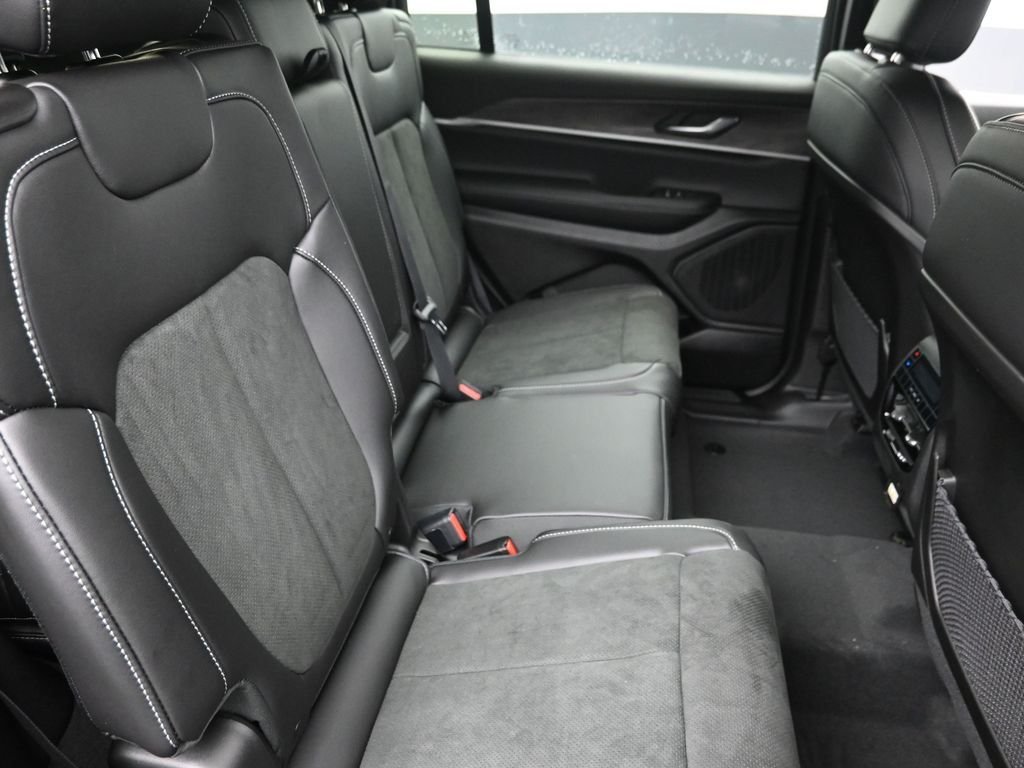 New 2026 Baltic Gray Metallic Clear-Coat Exterior Paint Jeep Altitude image 10