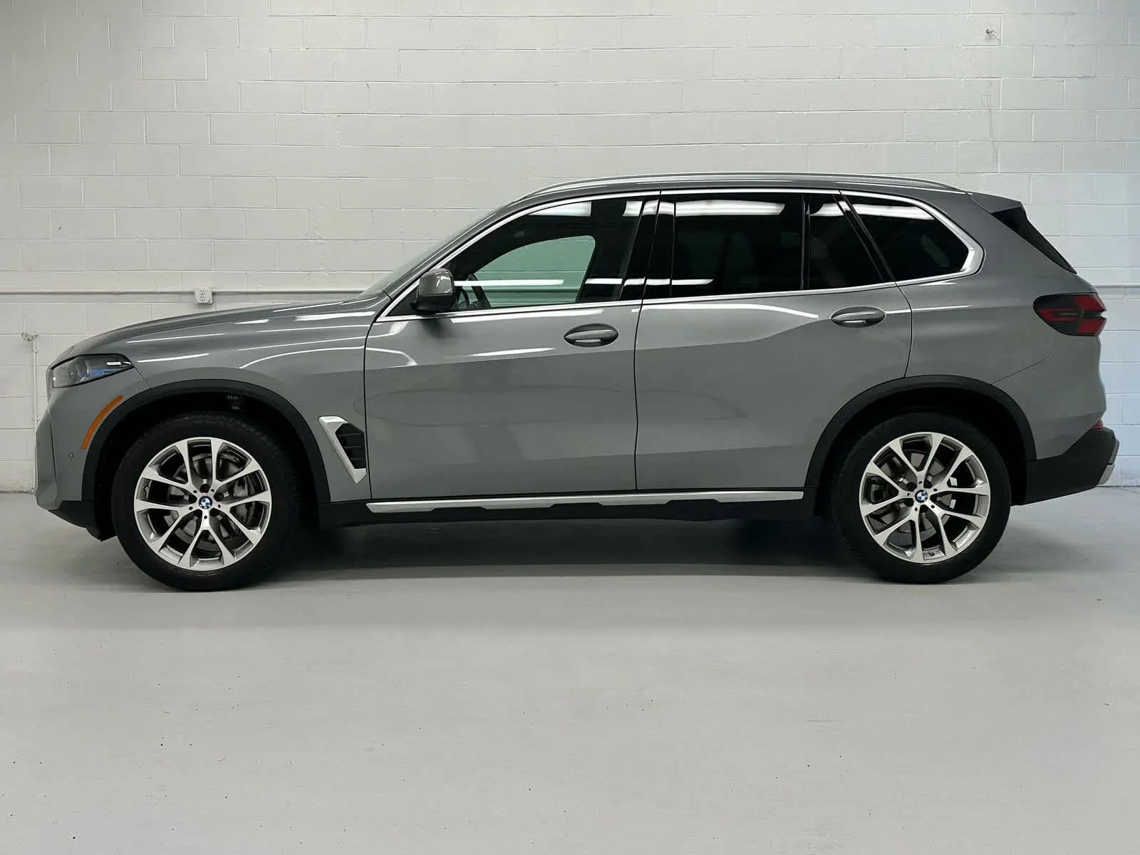 Used 2025 Skyscraper Grey Metallic BMW xDrive40i image 3