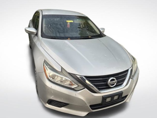 Used 2016  Nissan 2.5 S image 3